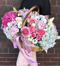 Цветочная композиция из Розы, Хризантемы, Пионы и Лизиантусы в корзине в Нелидово