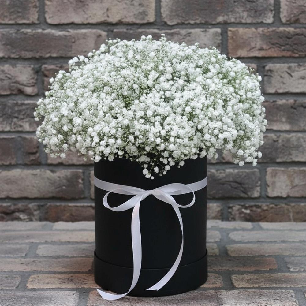 Цветочная композиция из Гипсофила в шляпной коробке в Нелидово