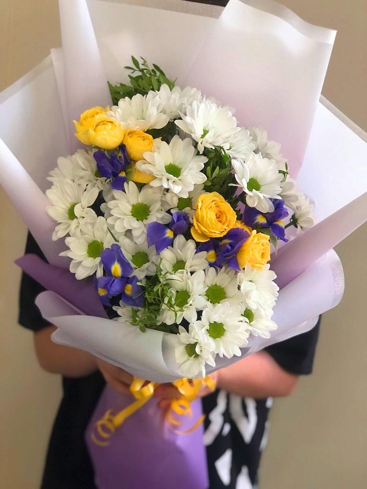 Букет цветов из: Ирисы, Хризантемы и Розы в Нелидово