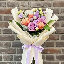 Букет цветов из:  Лизиантусы и Розы в Нелидово