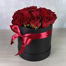 Цветочная композиция из Розы в шляпной коробке в Нелидово